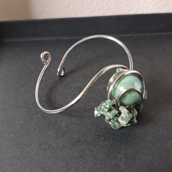 6.5 Inch Weird Green And Silver Tone Bracelet - Picture 2 of 9